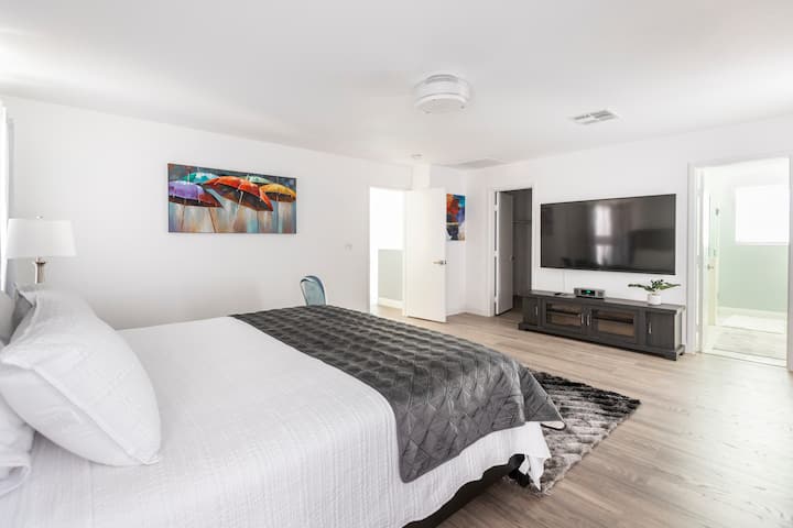 Dormitorio principal con TV de 70 pulgadas