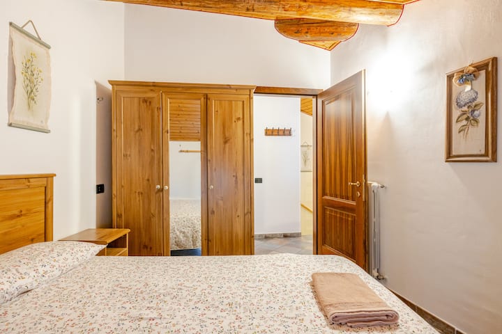 The master bedroom combines elegance and functionality, with a large closet for better organization and a spacious dresser. The thoughtful furnishings create a relaxing environment, ideal for recharging and enjoying quiet moments.
