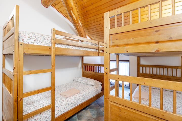 The second room is ideal for guests or children, with two bunk beds, a large closet and a spacious dresser. Perfect for comfort and organization space.
