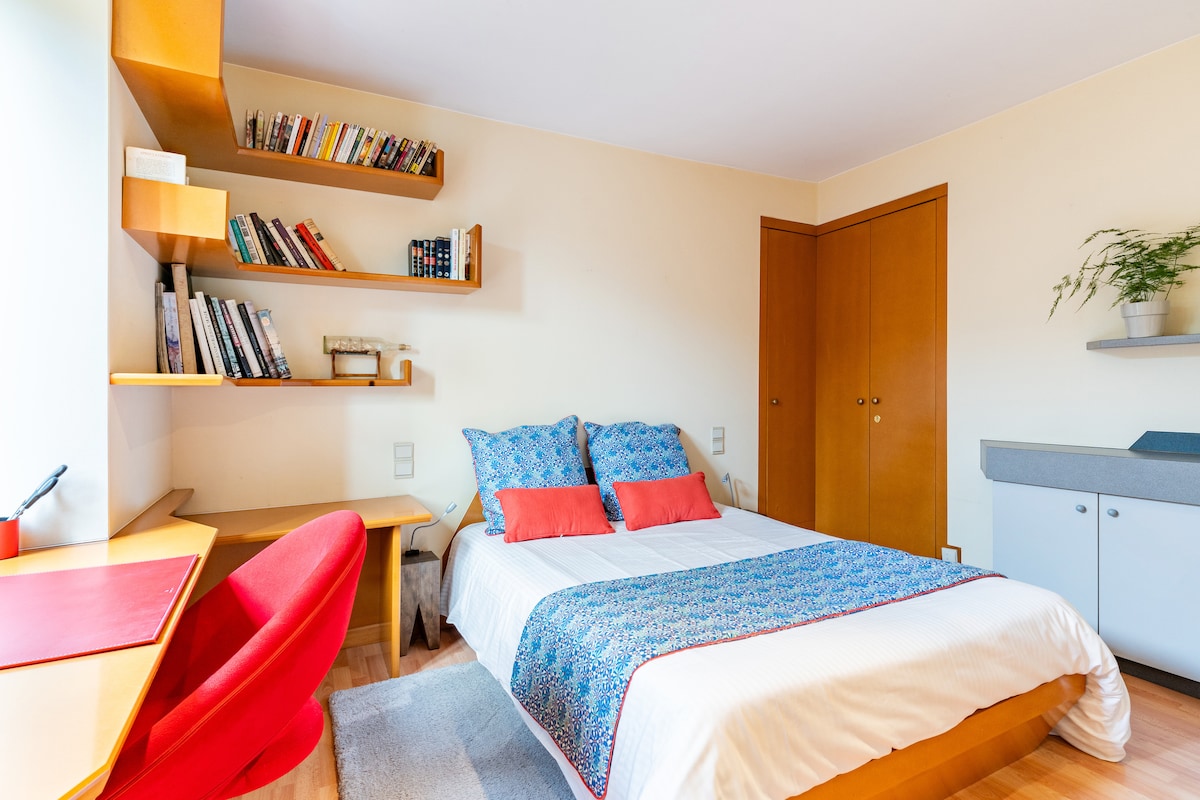 1 lit 140x190 cm, chevets et liseuses, petite bibliothèque,
bureau, grand placard. Un couloir fermé par un rideau donne accès à la chambre