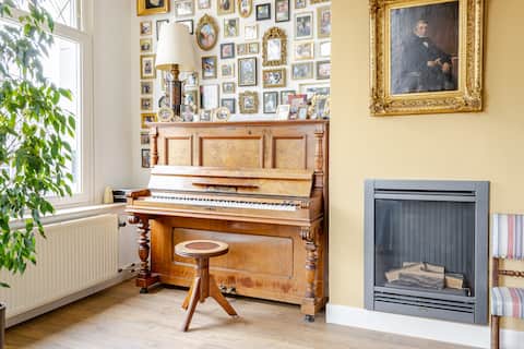Popular Airbnb listing: Family home away from home@Vondelpark in Overtoomse Sluis