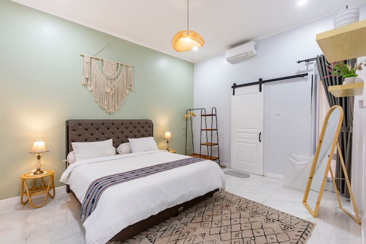 חדר שינה ראשי מרווח עם מיטת קינג סייז, מיזוג אוויר וחדר רחצה צמוד עם דוד מים. היא נמצאת בקומת הקרקע ומתאימה לכל המשפחה ונוחה לכל הגילים. 