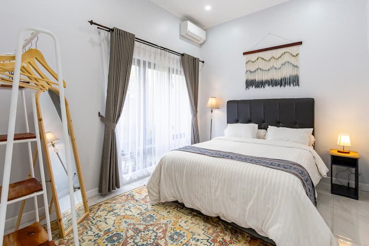 חדר השינה נמצא בקומת הקרקע עם מיטת קווין סייז ומתקני מיזוג אוויר, ויש לו חלון גדול המשקיף לגינה הקדמית והוא קרוב לחדר הרחצה כך שהוא מתאים לשימוש בכל הגילים.