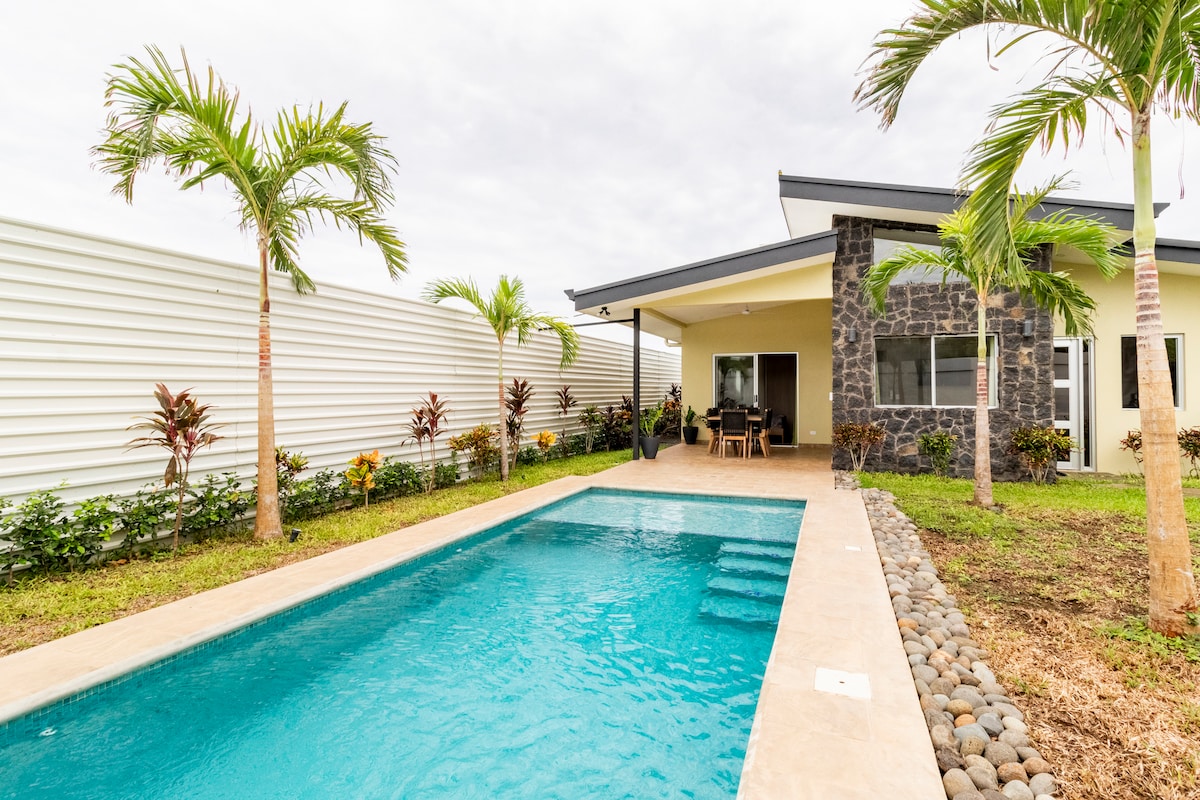 New 3 bed, 3 bath Home + Pool near Beaches — 3 bedroom vacation rental in La Garita Nueva