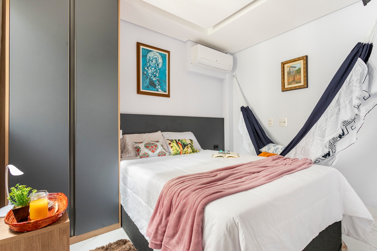 Ве запознаваме со втората спална соба. 

Овде имаме двоен кревет, премиум душек висок 30 см, паметен телевизор, воздушен центар, гардероба, простор за лежалка или единечен душек на подот.	
