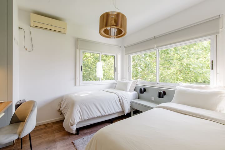 Dhomë dytësore me 2 krevate të thjeshtë dhe një tavolinë pune. Një krevat fëmijësh mund të shtohet falas. 