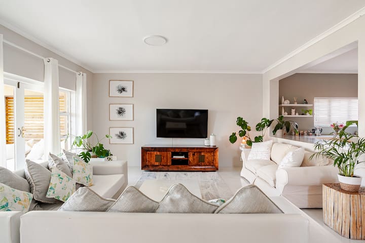 Sea Breeze Beach Home in Melkbosstrand, Cape Town