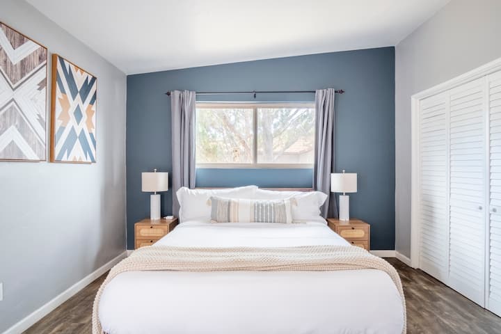 Central Poolside Oasis – Bedroom 3