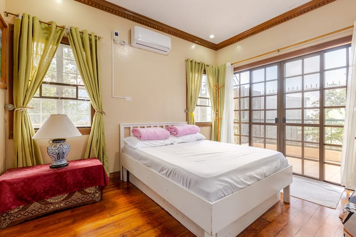 Майсторска спалня с прилежаща тоалетна и баня