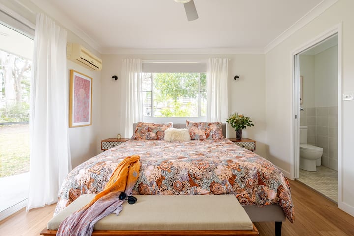 Encontrarás que el dormitorio principal tiene mucha luz solar.  Este dormitorio cuenta con una cama tamaño king con lujosa ropa de cama egipcia, doona hipoalérgica y una bonita manta esponjosa para los meses de invierno. La cabecera de la cama está equipada con puertos USB para mayor comodidad 