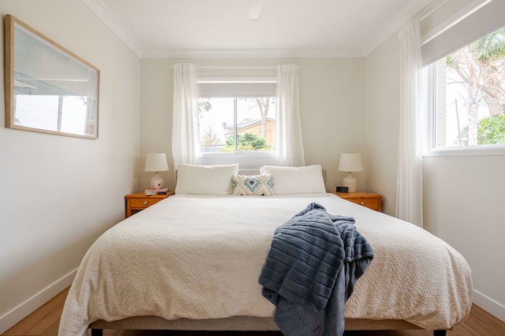 Encontrarás el segundo dormitorio bien iluminado.  En este dormitorio encontrarás una cama tamaño king con cabezal de cama USB, mesitas de noche, lámparas, espejo de tamaño completo y persianas de bloqueo. También se proporciona una hermosa manta esponjosa para los meses de invierno. 