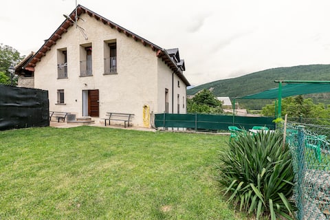 Casa Luis: Apartment with garden in the Pyrenees.