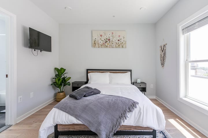 Bedroom 3: Queen bed with private bathroom