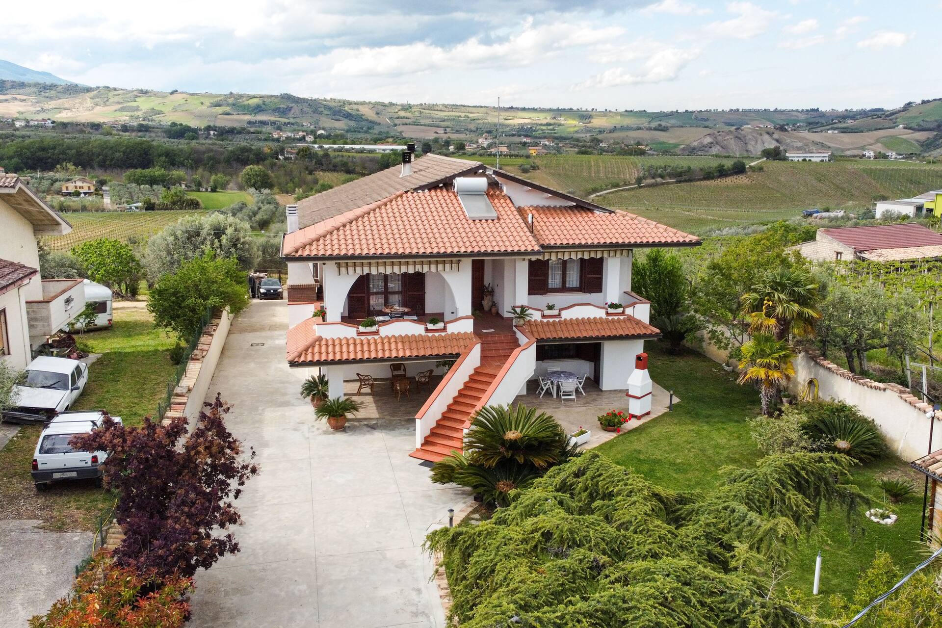Villa between the sea and the mountains