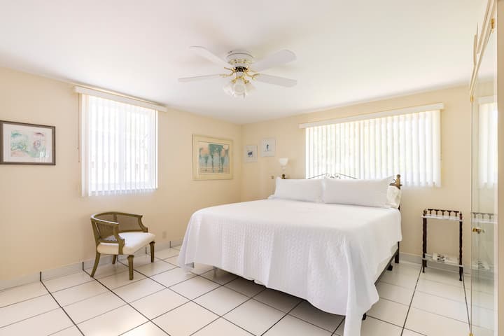 Главната спална соба има приватна бања и телевизор со голем екран. 