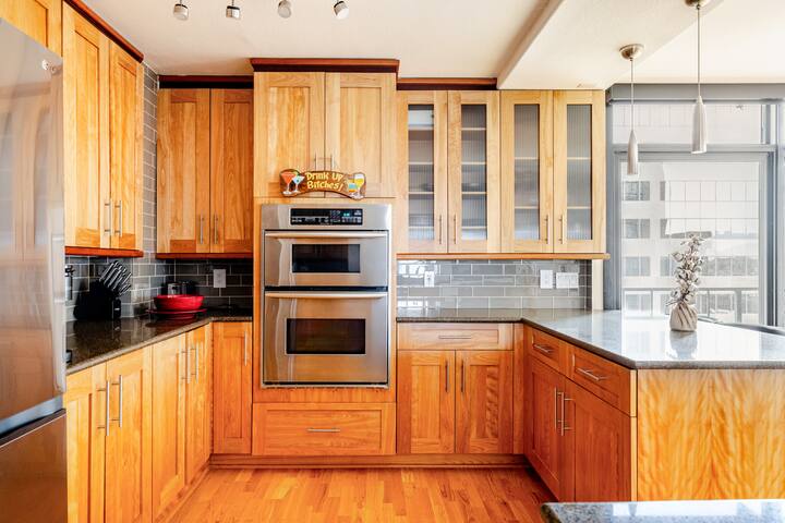 Luxury Apt with Stunning Views in Heart of Denver gallery image 5