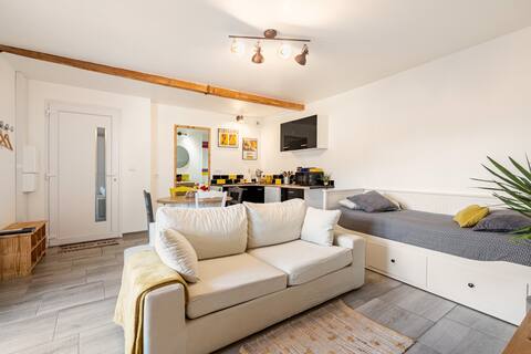 Quiet apartment, close to downtown covered parking