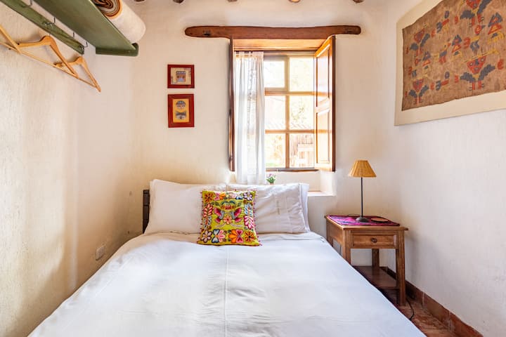 Teplá izba susediaca s kúpeľňou s toaletou. 