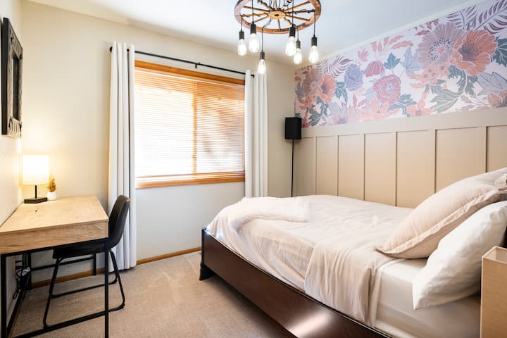 Kitanda cha ukubwa wa malkia, mapazia ya kuzima, dawati la kazi lenye maduka, taa za kutosha ikiwa ni pamoja na taa 3 na vifaa vikubwa vya katikati, mwonekano wa ua wa mbele, kabati kubwa, chumba cha kulala chenye zulia chenye starehe mbele ya bafu kuu. 