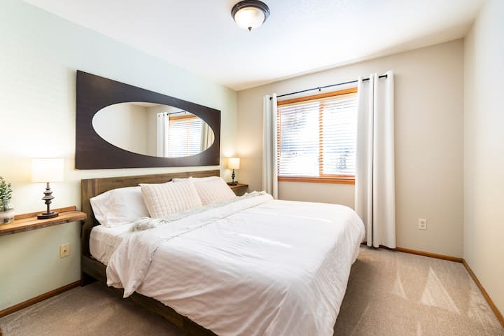 Furahia starehe ukiwa na kitanda cha ukubwa wa kifalme cha Tempur-Pedic, mapazia ya kuzima na kabati lenye nafasi kubwa. Sakafu zenye zulia zenye starehe huweka mandhari ya kupumzika, wakati meza mbili zilizo na taa hutoa mpangilio mzuri kando ya kitanda kwa ajili ya starehe yako.