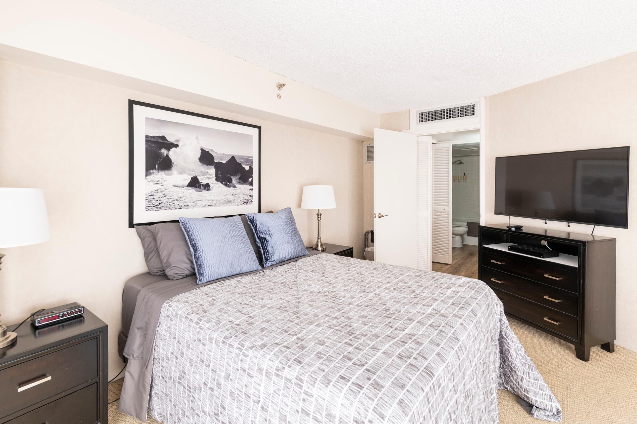 Condo in Honolulu · ★4.9 · 1 bedroom · 2 beds · 1 private bath - Image 11