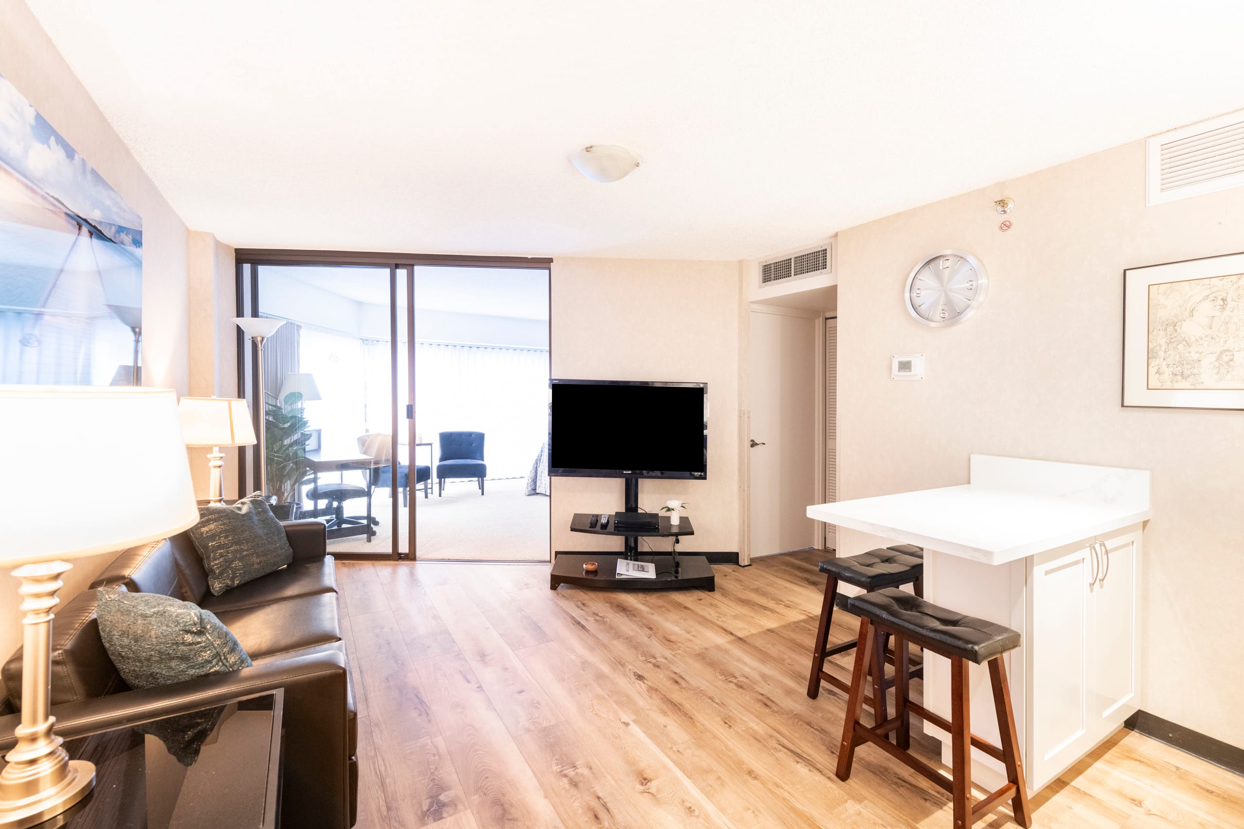 Condo in Honolulu · ★4.9 · 1 bedroom · 2 beds · 1 private bath - Image 4