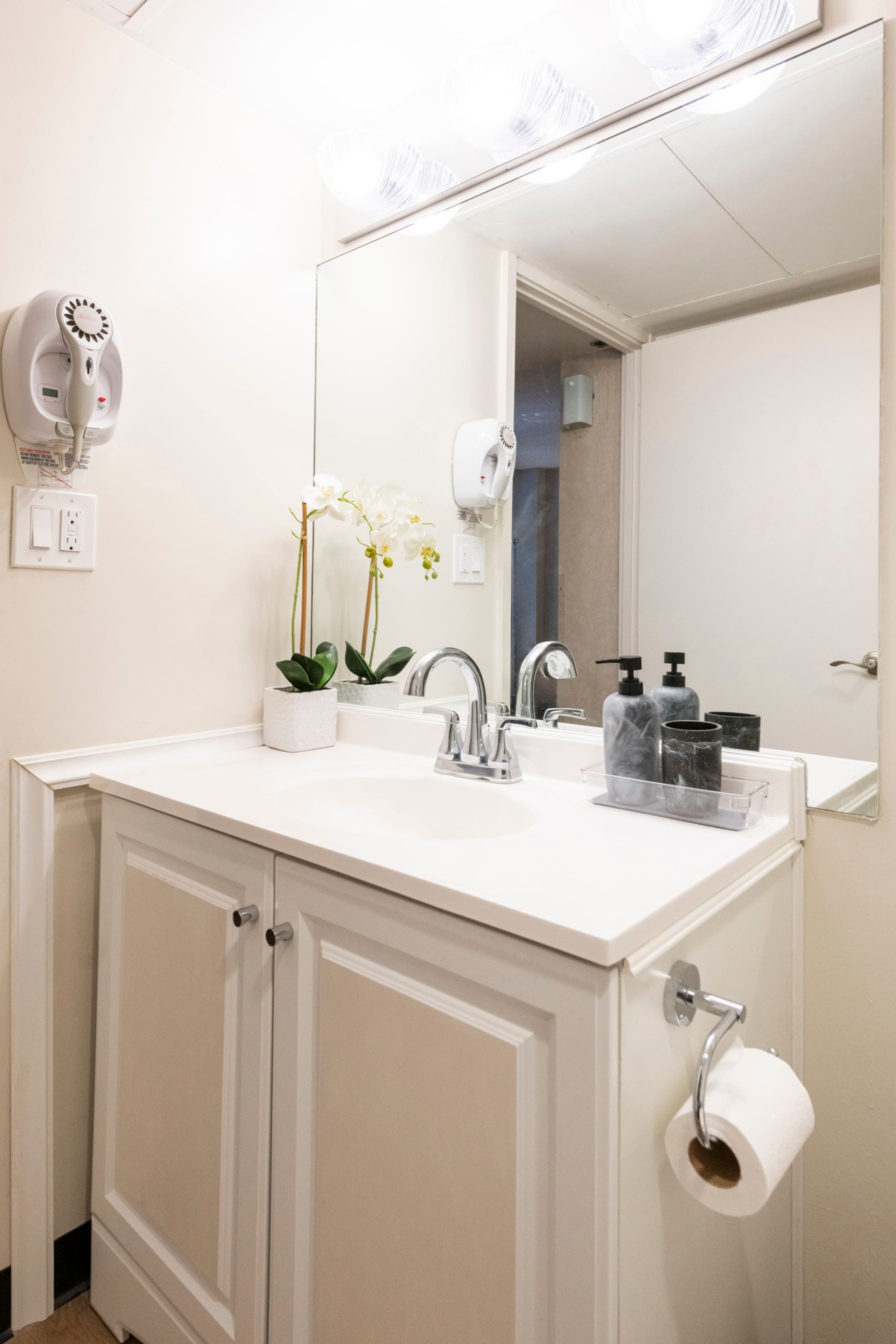 Condo in Honolulu · ★4.9 · 1 bedroom · 2 beds · 1 private bath - Image 15