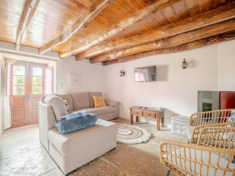Popular Airbnb listing: Cute house with old architecture near the sea in São João Das Lampas