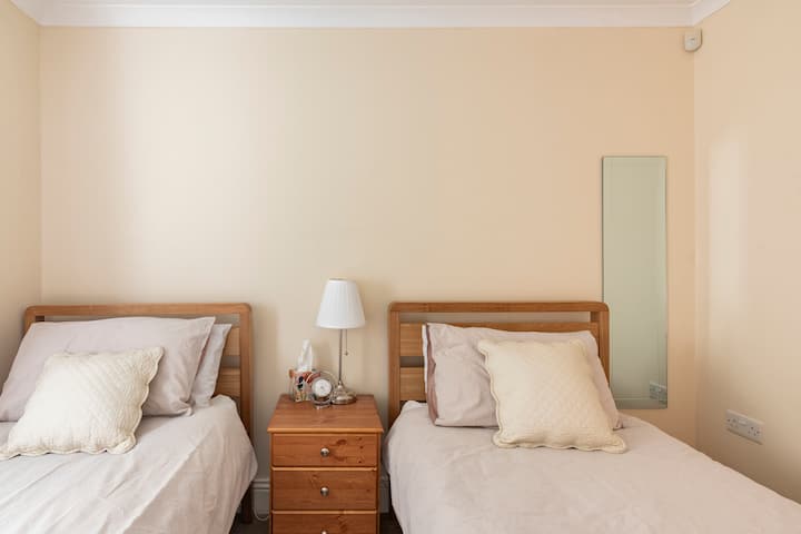 Chumba pacha. Vitanda viwili, vipofu vyeusi, meza ya kando ya kitanda iliyo na taa, Televisheni mahiri na kabati la nguo. Matandiko ya ziada, vitanda viwili vya viti vinapatikana. 