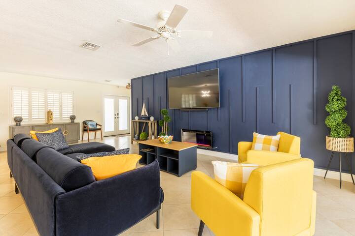 Sunny Pool Home Near Hard Rock Casino Family Fun gallery image 2