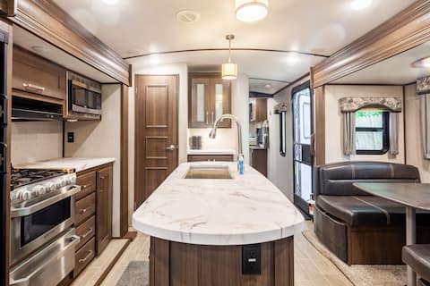 Luxury RV 2 minutes from DC border