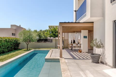 Beach nearby, heated pool, 3 bedrooms