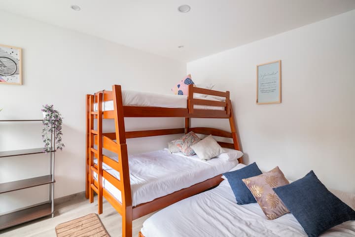 Kjo është një tjetër nga dhomat, e cila ka një krevat marinari. Është dy krevate dopio dhe një krevat tek. 