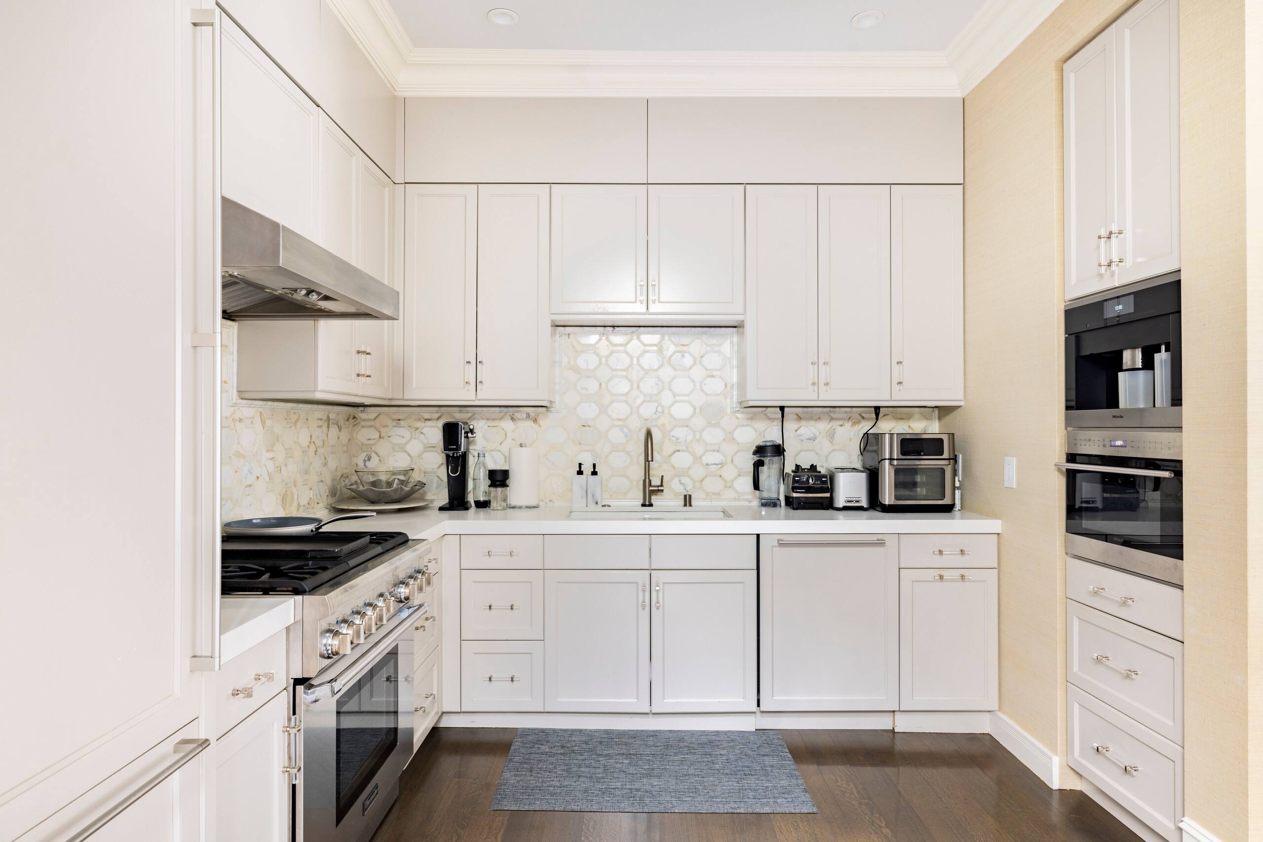 Home in San Francisco · ★5.0 · 3 bedrooms · 3 beds · 1.5 baths - Image 10