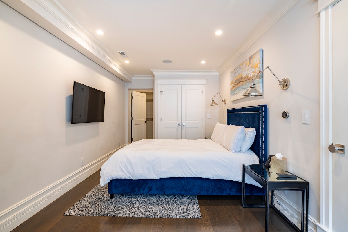 Ovaj apartman NIJE dio glavnog smještaja za najam. The basement is available to rent at https://abnb.me/XWToR5VQgBb and by opening the door, makes the total home 4 bedroom and 2.5 bathrooms. 