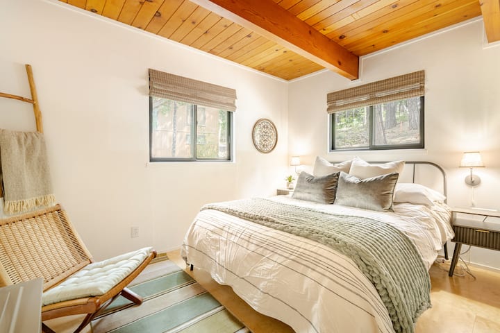 ห้องนอน 2 “ทะเลสาบ”: สีเขียวและสีฟ้าที่ผ่อนคลายจะทำให้คุณฝันถึงวันที่ใช้เวลาที่ทะเลสาบ อบอุ่นด้วยเตาผิงไฟฟ้า ม่านบังแสงไร้สาย ท็อปเปอร์ที่นุ่มสบาย และหมอนเสริมสำหรับการนอนหลับพักผ่อนและฝันหวาน