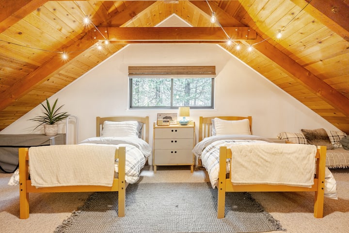 ห้องนอนที่ 3 “ฟอเรสต์”: ห้องลอฟท์ชั้นบนให้บรรยากาศการตั้งแคมป์สุดหรูด้วยสถาปัตยกรรมทรงเอเฟรมและไฟประดับที่ส่องประกายระยิบระยับ สร้างบรรยากาศที่อบอุ่นเหมือนอยู่ในเต็นท์ เพลิดเพลินกับม่านบังแสงไร้สาย เครื่องนอนที่สบาย และห้องน้ำครึ่งห้องที่สะดวกสบายเพิ่มความสะดวกสบาย