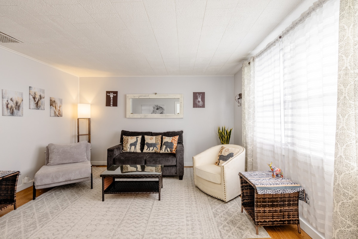 Vaša relaxačná a útulná obývacia izba s bočnými lampami a stropným osvetlením na čítanie alebo len sledovanie inteligentnej televízie     Roku Sivá stolička sa zmení na posteľ pre jednu, ak niekto potrebuje spať dole alebo bližšie k kúpeľni.  