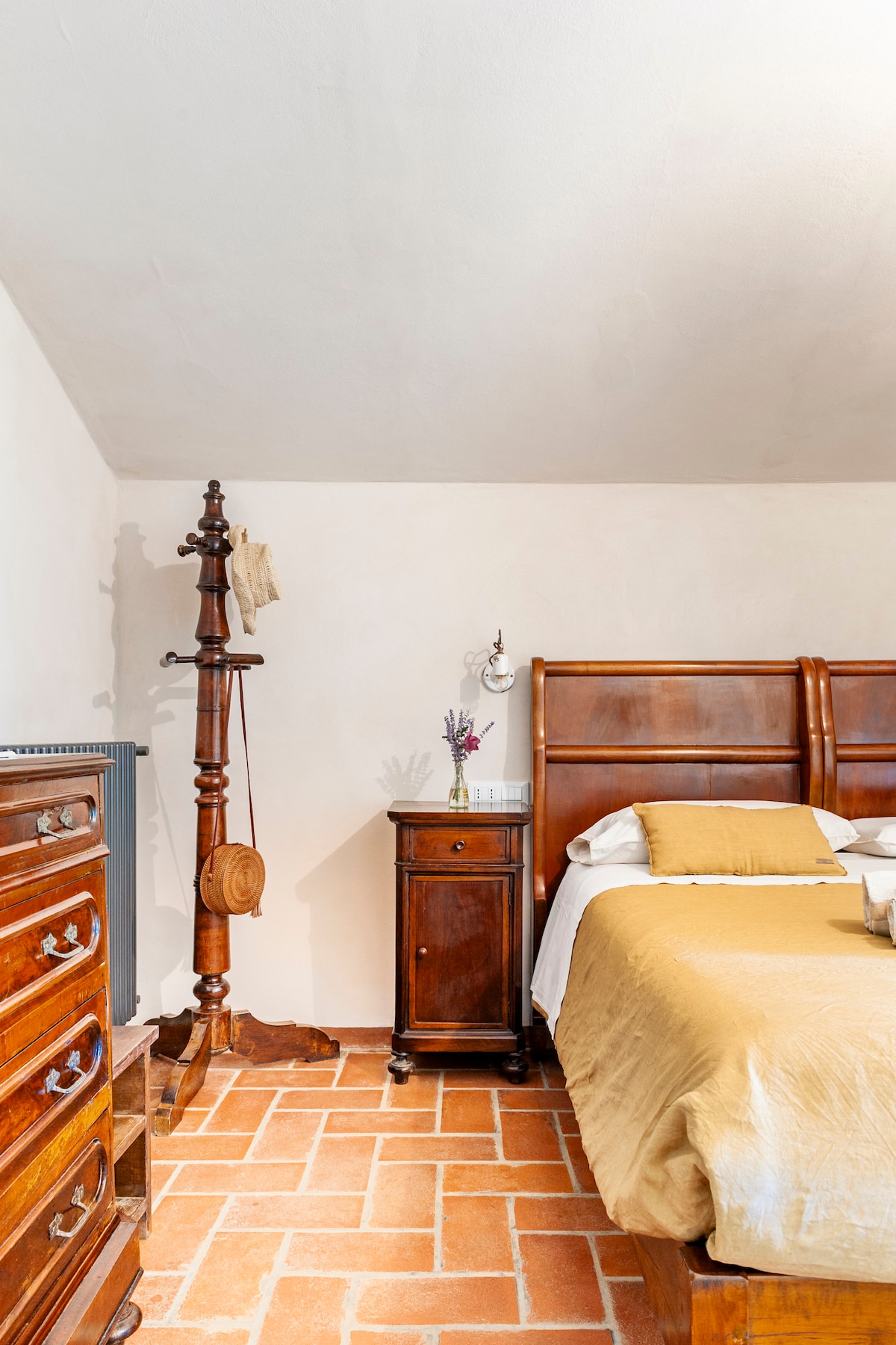 Apartament me dy dhoma gjumi Leccio. Të gjitha mobiliet janë prej druri të ngurtë, antike dhe restauruese nga artizanët e Centro Restauro, Donoratico. Tessili Opificio dei Sogni, bërë në Toskanë. Dysheme antike prej terrakote.