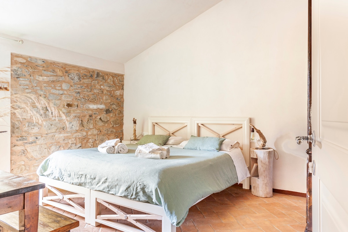 Dhoma e lisit, tekstilet Dream Opificio, krevati prej druri i fortë dhe dysheku super luksoz, pambuku dhe kashmiri i Lazzerini Garden House. 