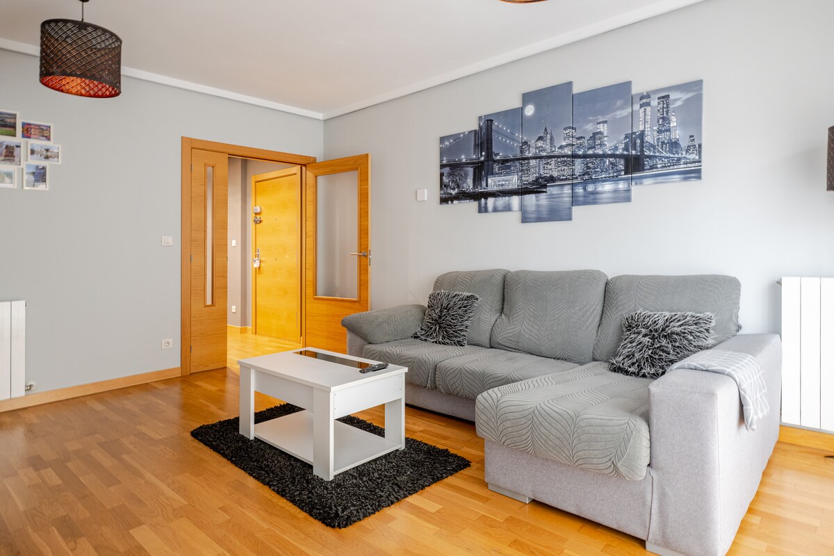 много просторна и слънчева всекидневна с тераса