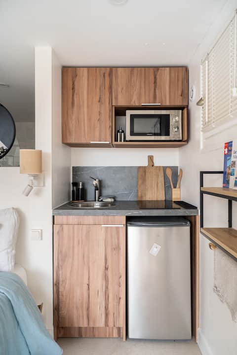 Annonce Airbnb populaire: Independent air-conditioned studio with lovely sea view à La Ciotat