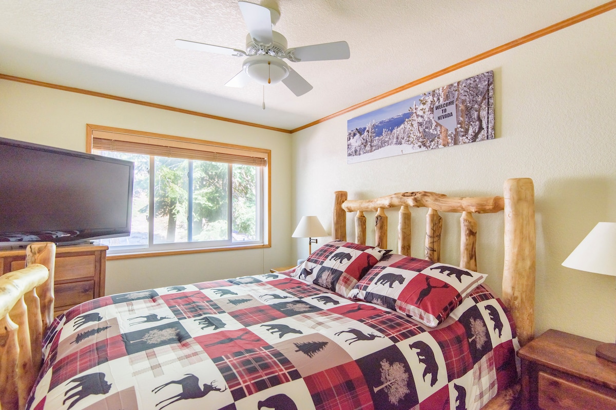 Hlavná spálňa s manželskou posteľou Queen a televízorom