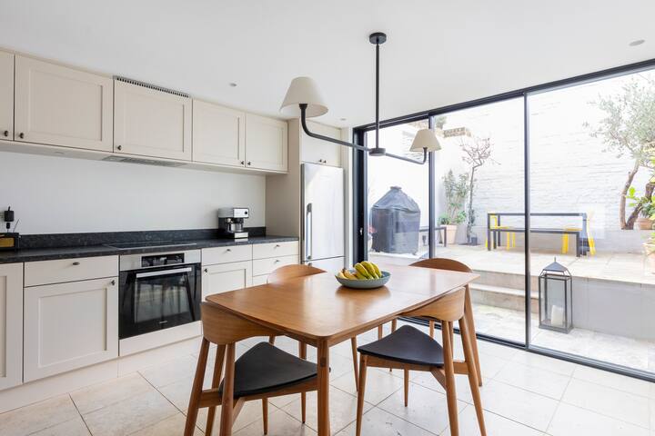 Elegant Chelsea Townhouse & Secret Garden gallery image 5