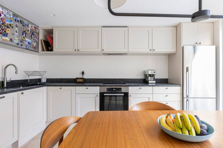 Elegant Chelsea Townhouse & Secret Garden gallery image 4