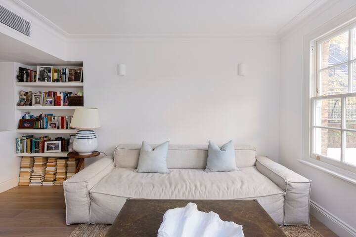 Elegant Chelsea Townhouse & Secret Garden gallery image 2