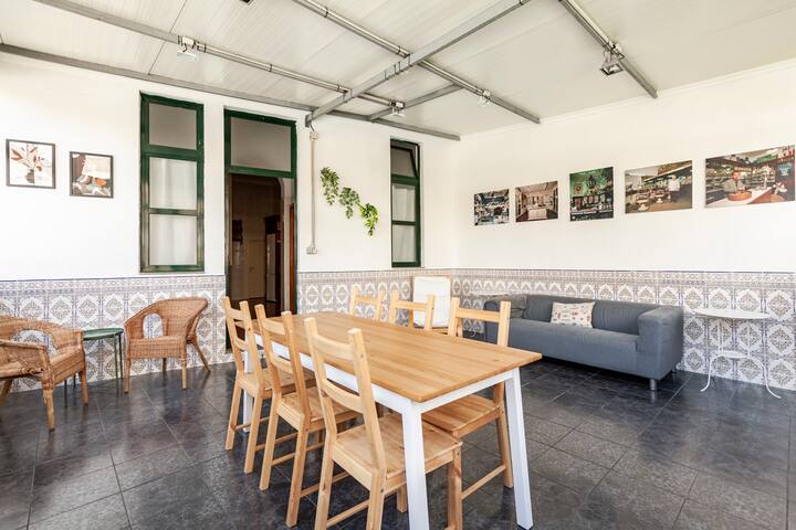 Charming Vintage Townhouse in the Historic Center gallery image 3