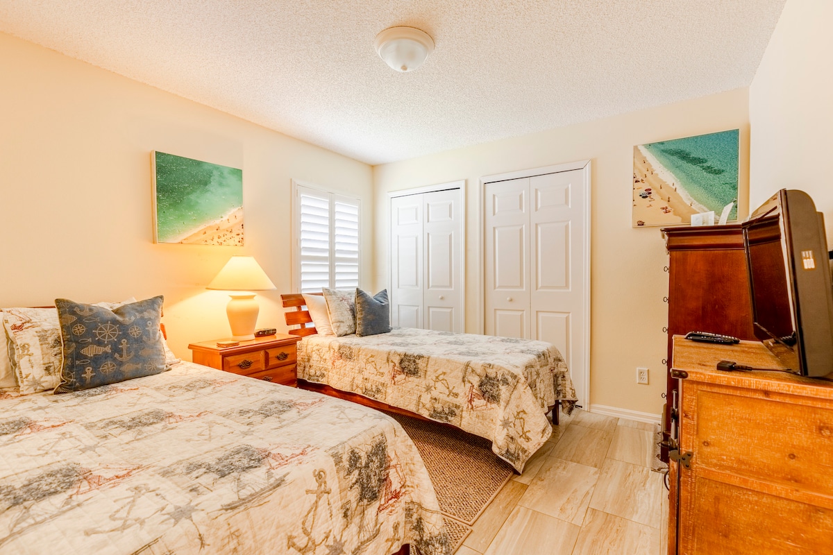 2 eenpersoonsbedden met ruime opslag en gedeeld 4-delig bad met slaapkamer vier. 32 inch tv met kabel, Disney+ en toegang voor je streamingdiensten.