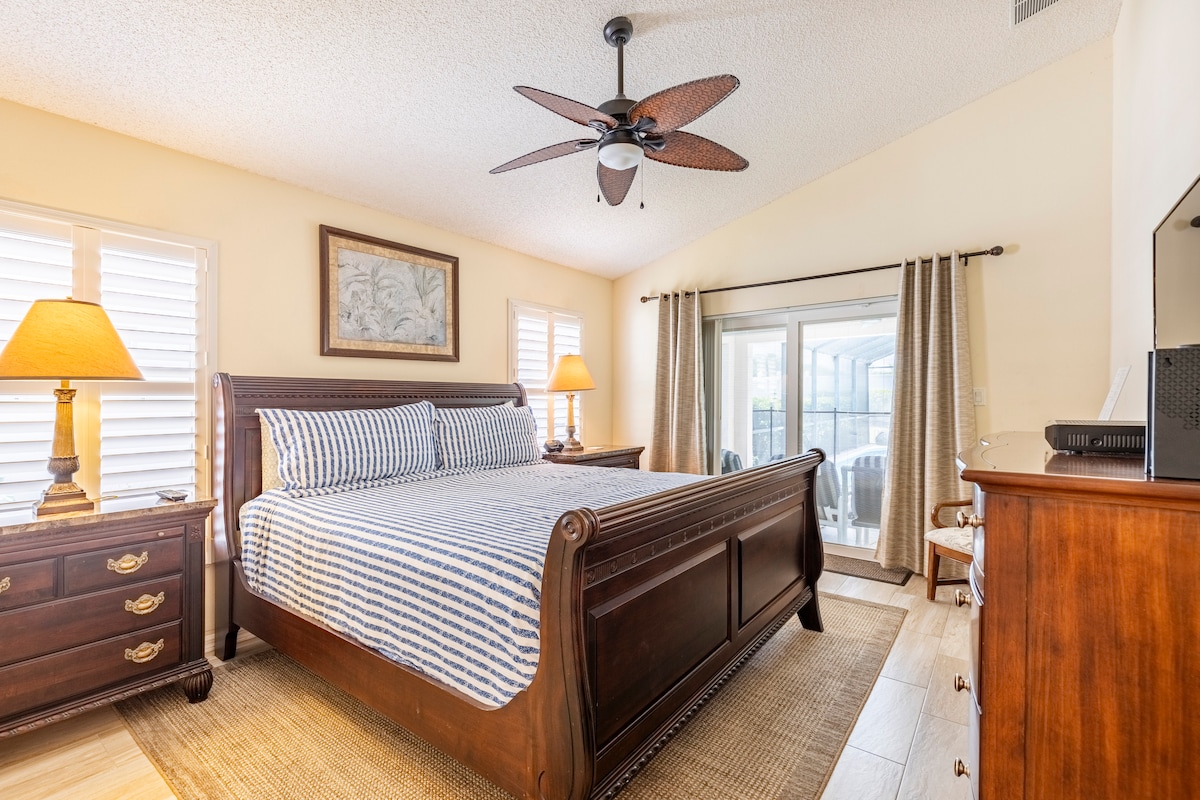 Kingsize bed met ruime opslag en walkout naar het zwembad. 60 inch tv met DVR en kabel.  Bovenliggende plafondventilator en twee oversized ramen met Californische luiken.