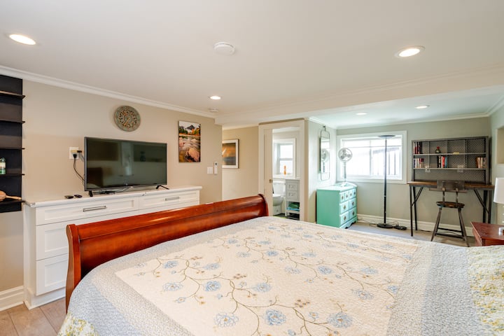 Ukubwa wa Cal King, kitanda chenye starehe sana na televisheni mahiri.